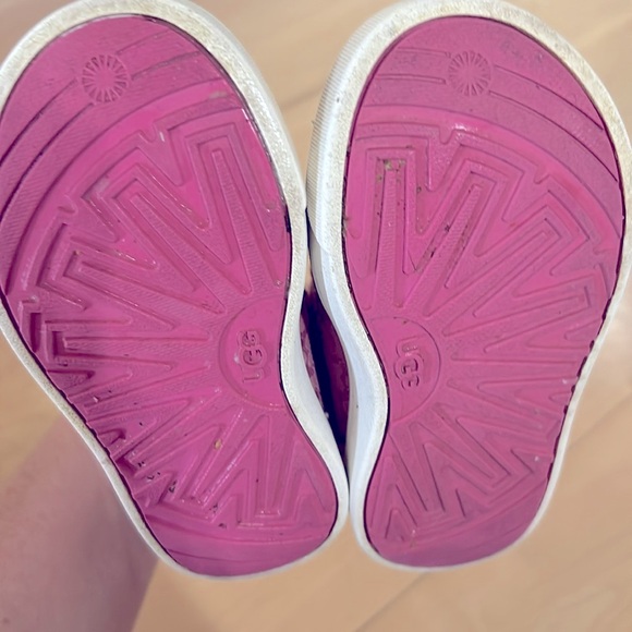 Toddler UGGs size 7 - Picture 3 of 5